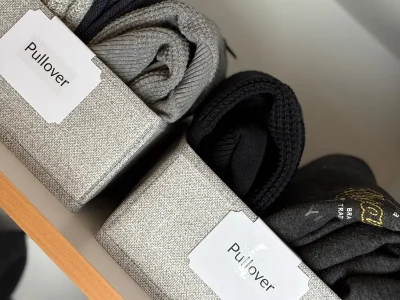 Pullover im Schlafzimmerschrank sortiert