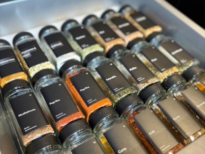 Schublade mit Gewürzen